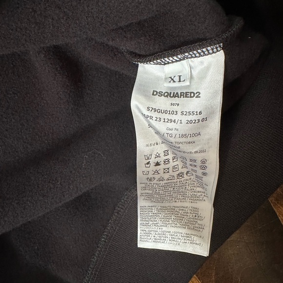 The hoodie is a true wardrobe essential for winter. Must have! - Picture 4 of 4